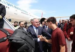 Milli futbolcular ABD yolcusu! Bakan Bak kafileyi uğurladı