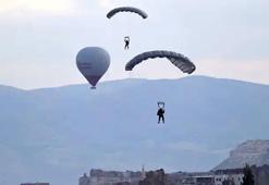 Kapadokya'da JÖAK paraşüt timi sıcak hava balonundan atladı