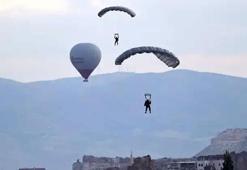 Kapadokya’da nefes kesen anlar! JÖAK paraşüt timi balondan atladı
