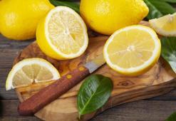 Taş gibi sert limonları anında yumuşatıyor! Limonun suyunu 2 katına çıkartan yöntem