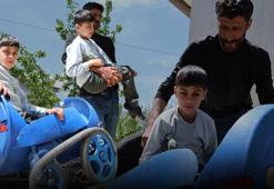 Baba olmak böyle bir şey! Parasızlıktan alamadı, yürüme engelli oğluna plastik varilden araba yaptı