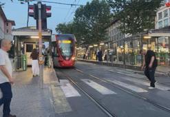 Fatih'te raylara düşüp tramvayın altında kalan çocuk öldü