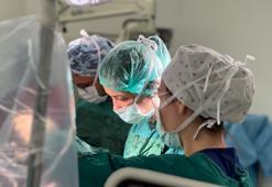 Manisa'da tarihi ameliyat! Kendi başına yemek yiyemezken günlük hayatına geri döndü