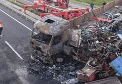 Erzurum'da korku dolu anlar! Bariyerlere çarpan tır alev topuna döndü