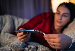 Telefonunu yastık altına ve başucuna koyanlara kötü haber: Meğer radyasyon değil, bu 4 gizli tehlike bitiriyormuş!