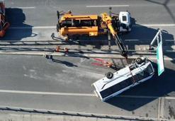 İstanbul'da bariyerlere çarpan midibüs devrildi: 12 yaralı