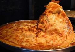 Yufkanın arasına dökünce kat kat kabarıyor! Su böreği tadında sodalı milföylü börek tarifi
