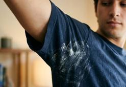 Koyu renkli kıyafetlerdeki deodorant lekelerini gideriyor