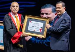 Belek’te mezuniyet coşkusu! Eski bakana 81 yaşında diploma