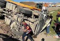 Hakkari'de minibüs ile kamyon çarpıştı: 2 ölü, 3 yaralı