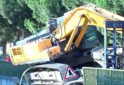 Korkuluklarda asılı kalan kepçe trafiği felç etti