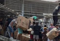 Venezuela'da depremin izleri silinmeden yağma skandalı! Polisler bile rafları boşalttı