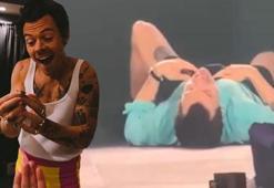 Harry Styles konserde sahnede yere yığıldı!
