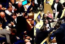 Gürcistan'da parlamento karıştı, milletvekilleri birbirine girdi!