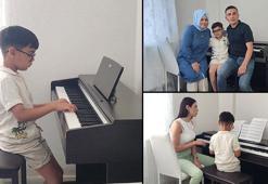 Her şey 2 yaşındayken oynadığı oyuncakla başladı, şimdi tüm şehir onu dinliyor! Parmakları yetişmiyor ama hedefi Fazıl Say olmak!