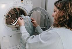 Kurutunca kokusu uçan giysilere son! Makineye eklenen o 2 malzeme kıyafetleri 10 kat daha güzel kokutuyor