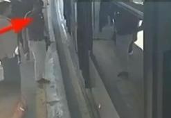 Metrobüste bir anlık dalgınlığı fırsat bildi! Cep telefonu hırsızlığı sonrası yakalandı