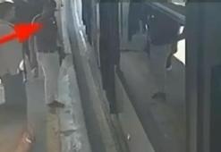Metrobüste telefon hırsızlığı kamerada! Şüpheli kısa sürede yakalandı