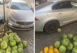 Yol verme tartışmasında pazarcının karpuzlarını otomobiliyle ezdi
