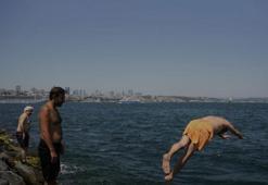 İstanbul'da sıcak hava bunalttı: Kimi denizde serinledi kimi gölgelik alanda dinlendi