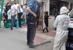 Koku mahalleliyi harekete geçirdi! 2 gün boyunca kardeşinin cesediyle kalan ablanın şok ifadesi