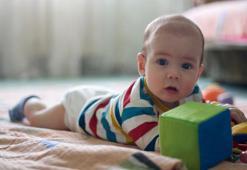 Bebeklerde 'tummy time' (karın üstü zamanı) neden önemli, ne zaman başlanmalı?