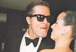 Brad Pitt’ten aşk pozu