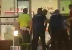 İzmir'de havalimanında hareketli dakikalar! İki bıçakla saldırdı, 4 polisi yaraladı