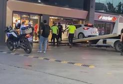 Kontrolden çıkan otomobil akaryakıt istasyonu marketine girdi