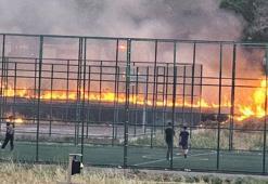 Alevler yükseldi, onlar gol peşinde koştu! Yangının dibinde akılalmaz maç