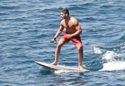 Şükrü Özyıldız Bodrum'da sörf şov yaptı! Hünerlerini sergiledi