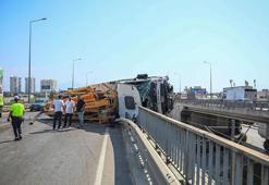 Kontrolden çıkan beton pompası üst geçitte asılı kaldı! Sürücü kurtarıldı