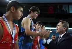 Enerji ve Tabii Kaynaklar Bakanı Bayraktar minik güreşçilerin müsabakalarını izledi