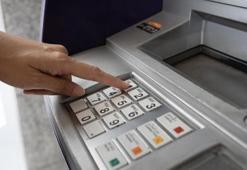 ATM'lerin üstündeki o minik deliklere dikkat! Şifrenizi girdiğiniz an hesabınız boşaltılabilir
