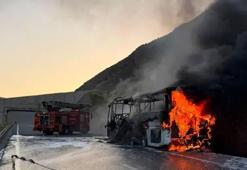 Erzincan'da yolcu otobüsü alev alev yandı