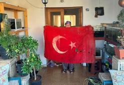 Kıbrıs Barış Harekatı'nın izlerini taşıyan Türk bayrağının yaraları sarılacak! 36 yıllık vefa: Gözü gibi koruduğu emaneti uzman ellere teslim etti