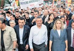 YENİ Parti Genel Başkanı Özgür Özel yürüyüşe katıldı: ‘500 gün geçti 1 kişi eksilmedi’