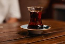 Çay bardağını masaya sert koyduğu gerekçesiyle kovuldu! Mahkemeden emsal karar