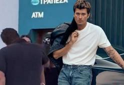 Tatilde aşk dolu anlar! Kıvanç Tatlıtuğ eşini öpmelere doyamadı