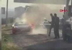 Yolda giderken alev topuna döndü! Lüks otomobil saniyeler içinde kül oldu