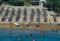 Tatilciler Antalya halk plajlarında ücretsiz deniz keyfi yaşıyor
