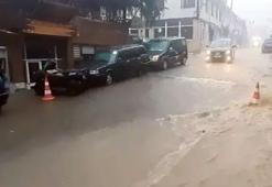 Artvin’de sağanak! Cadde ve sokaklar suyla doldu, ulaşım aksadı