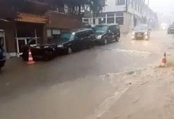 Artvin’de sağanak hayatı felç etti! Cadde ve sokaklar göle döndü
