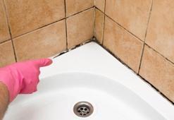 Çamaşır suyu ve kimyasala gerek yok! Banyo fayansındaki siyah küfleri ovalamadan söken sır