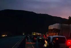 Sivas'ta toprak ve taşlar yola düştü: 10 kilometrelik araç kuyruğu oluştu
