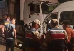 Hatay'da can pazarı! Servis minibüsü TIR'a çarptı: Ölü ve yaralılar