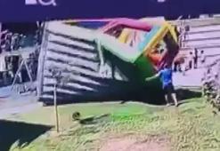 Eğlence parkında korku dolu anlar! Şişme oyun alanı rüzgarla savruldu