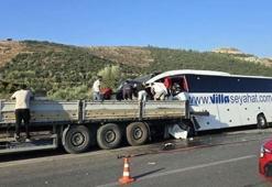 Yolcu otobüsü TIR'a çarptı! Feci kazada 2 kişi hayatını kaybetti, 8 kişi yaralandı
