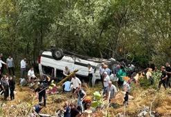 Sivas'ta yolcu minibüsü şarampole yuvarlandı! 4 kişi hayatını kaybetti, 10 yaralı