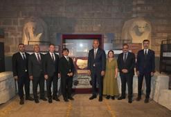 Bakan Ersoy, Hitit tarihine ışık tutan sergiyi ziyaret etti! ‘Yalburt Pınarı’nda Bir Hitit Kralı’